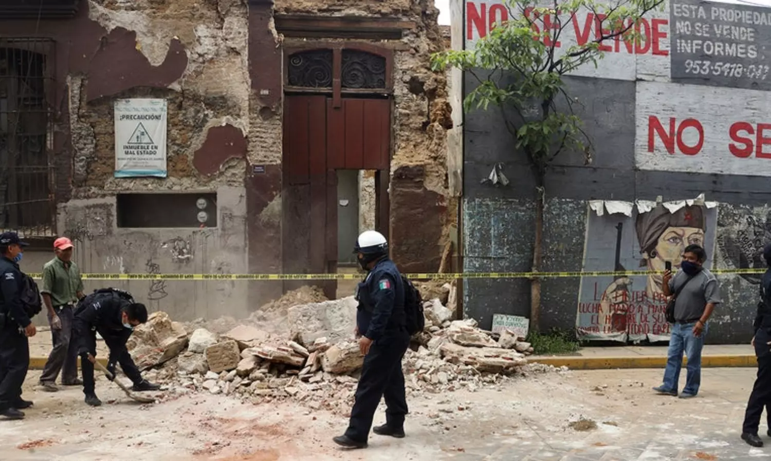 Buildings shake as 7.5-magnitude quake kills 4 in Mexico