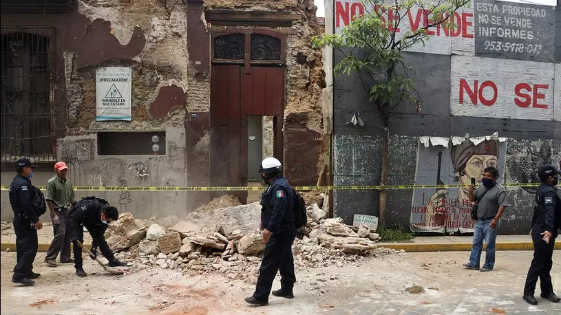 Buildings shake as 7.5-magnitude quake kills 4 in Mexico Buildings shake as 7.5-magnitude quake kills 4 in Mexico