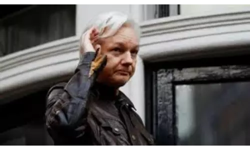 Assanges father calls extradition process disgrace