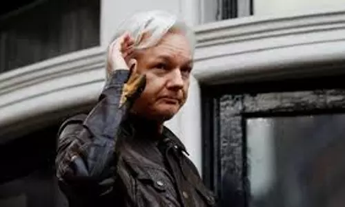 Assanges father calls extradition process disgrace