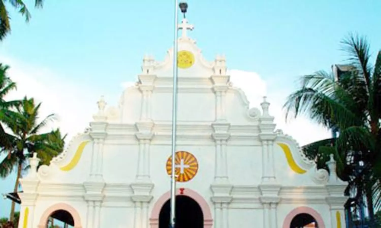 Church faction war continues; Police forcefully broke open the gates and took possession