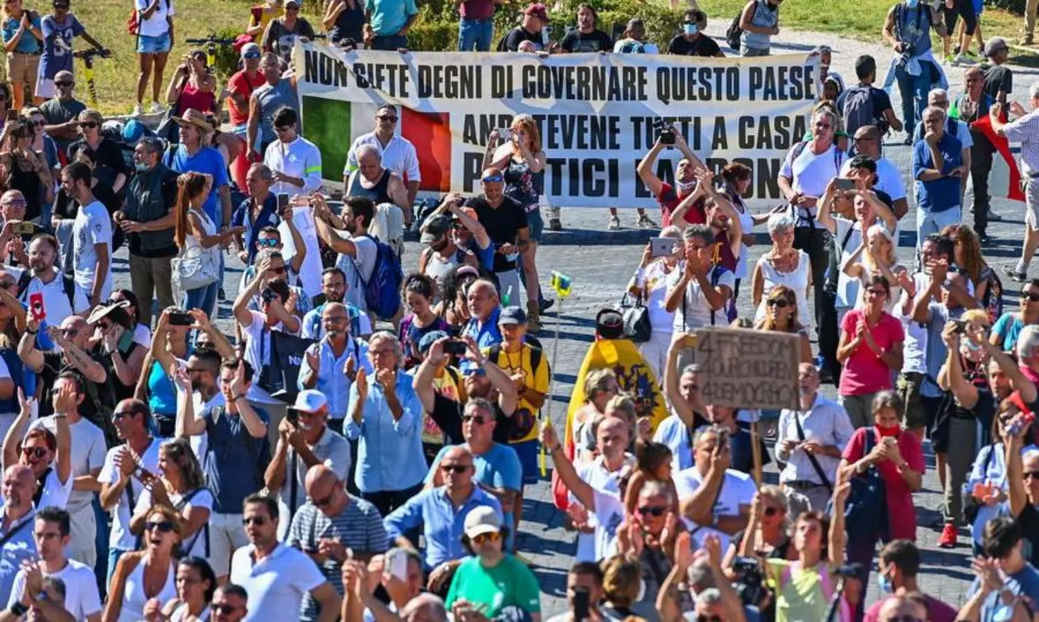 Pandemic deniers rally in Rome without wearing face masks