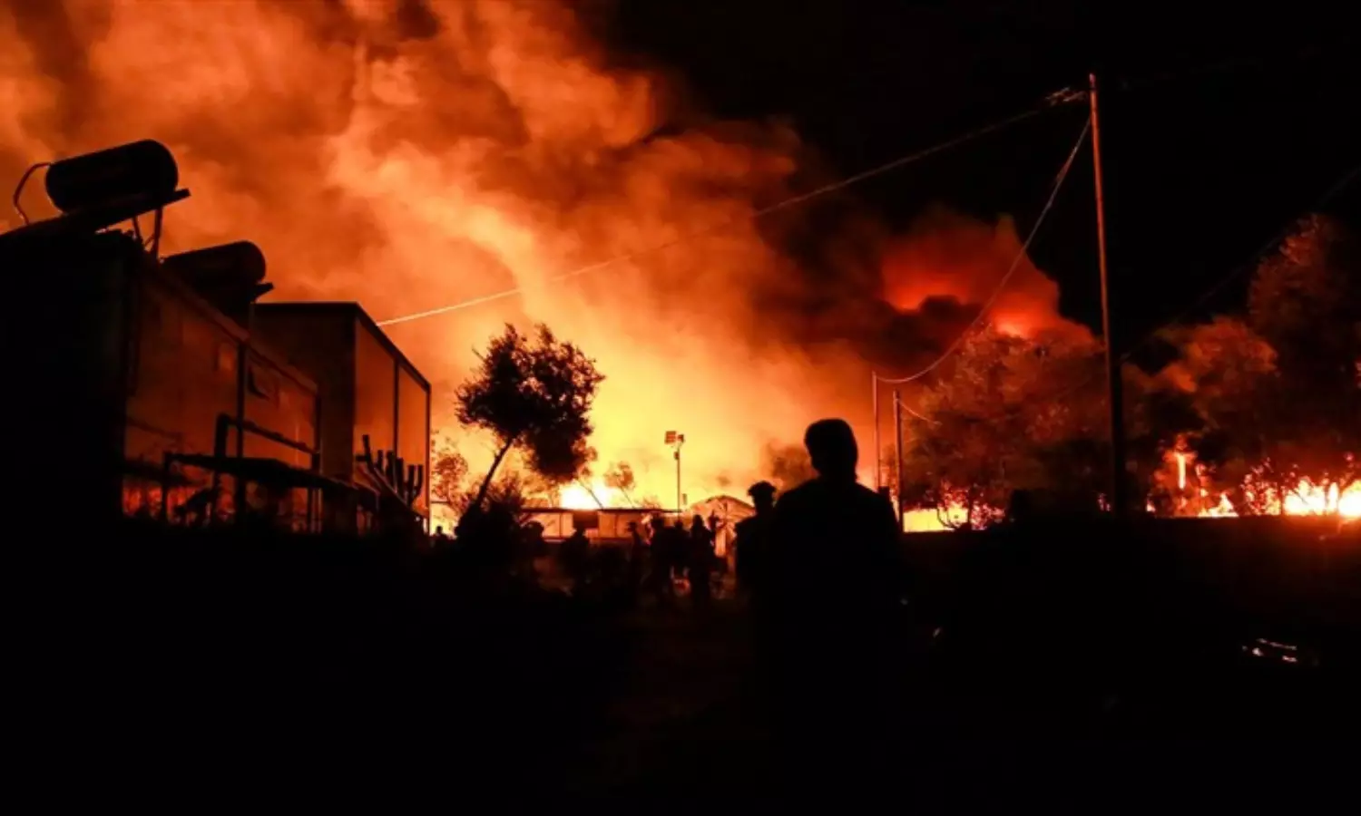 Greece: Fire sweeps through refugee camp on virus lockdown