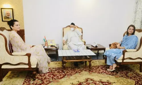 Amid row with shiv Sena, Kangana meets Maharastra Governor, seeks justice