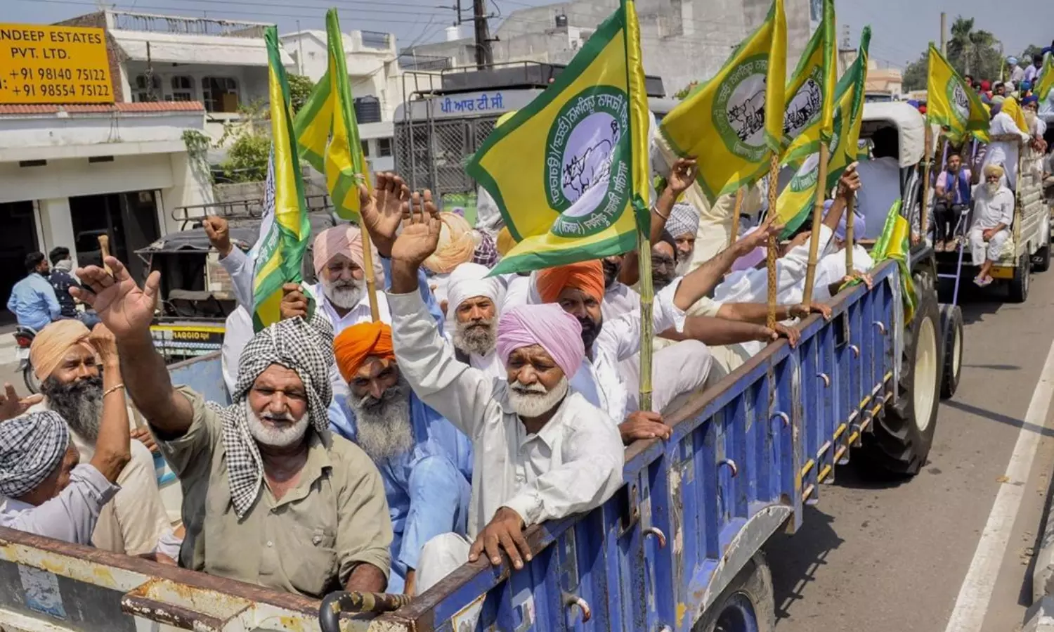 Thousands of farmers protest in Maharashtra