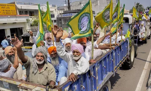 Thousands of farmers protest in Maharashtra