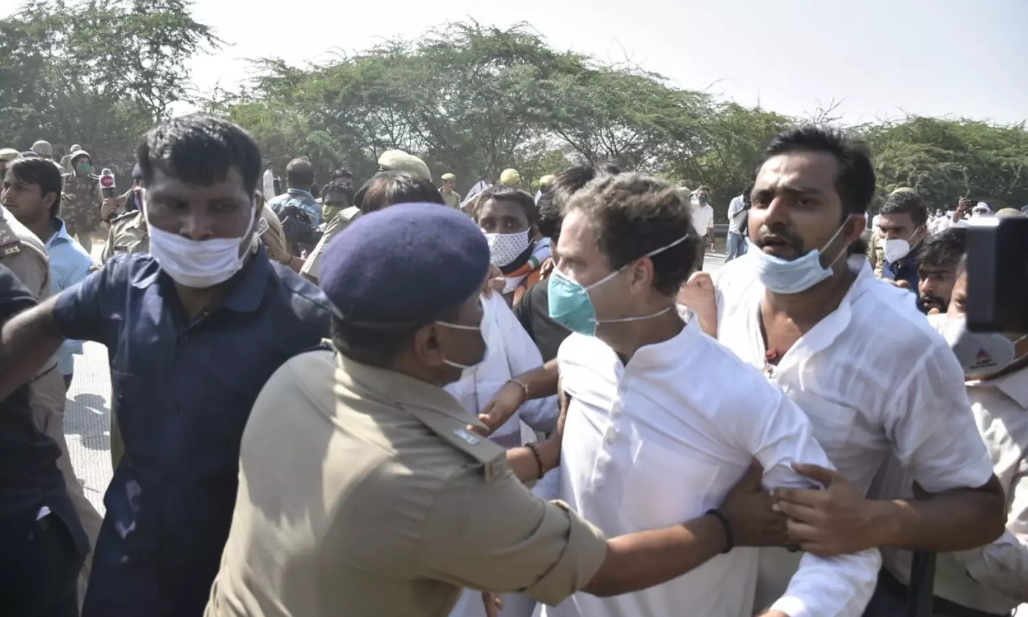 Rahul Gandhi pushed to the ground, arrested on the way to Hathras