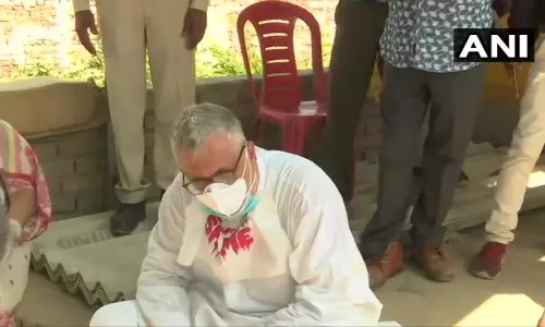 Hathras Gang Rape: UP Police manhandled TMC MPs including women as they try to enter village