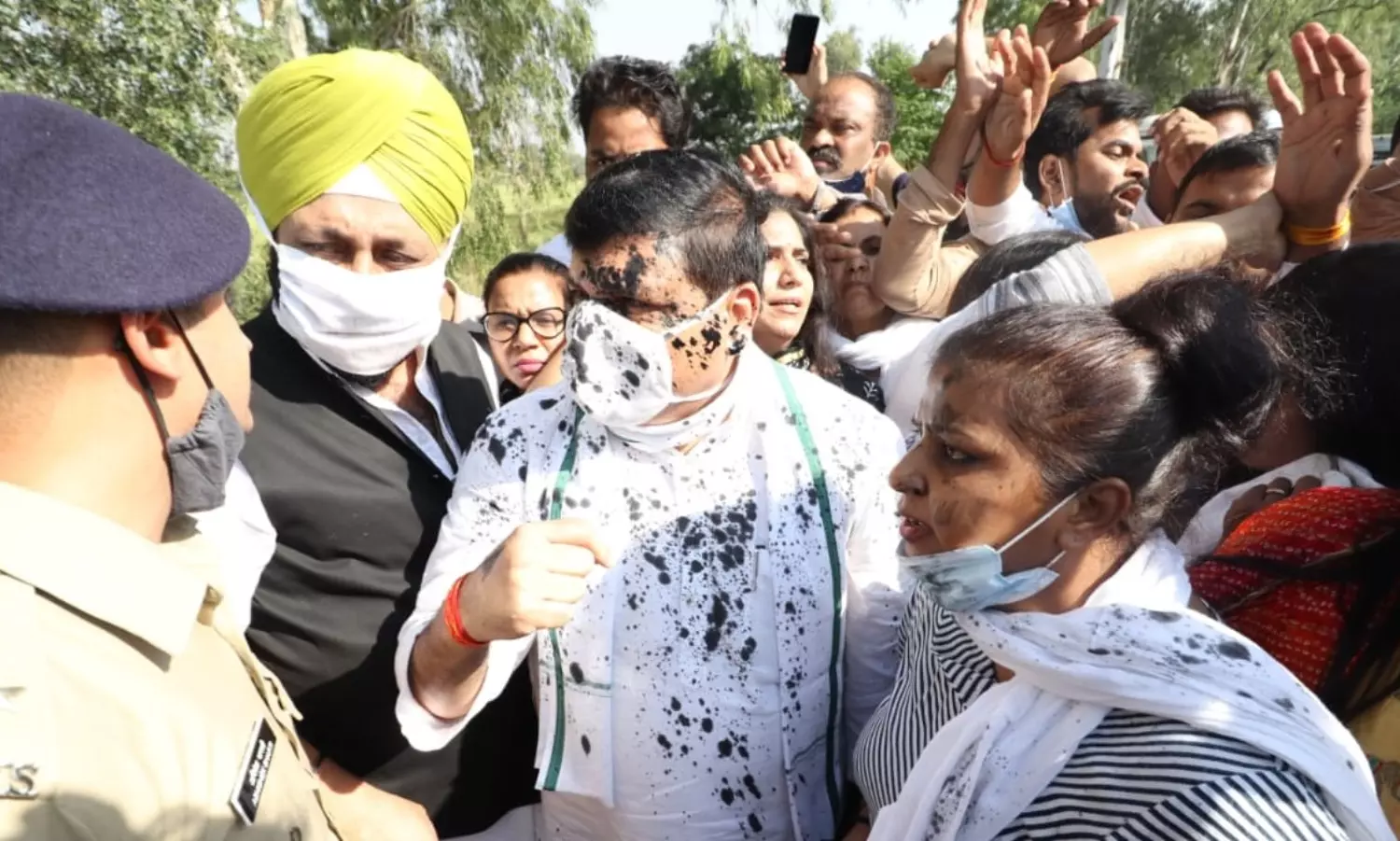 AAP MP Sanjay Singh, accused PFI dalal, thrown ink in Hathras