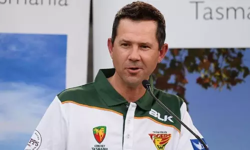 Ponting teaching Hetmyer how to pull perfectly