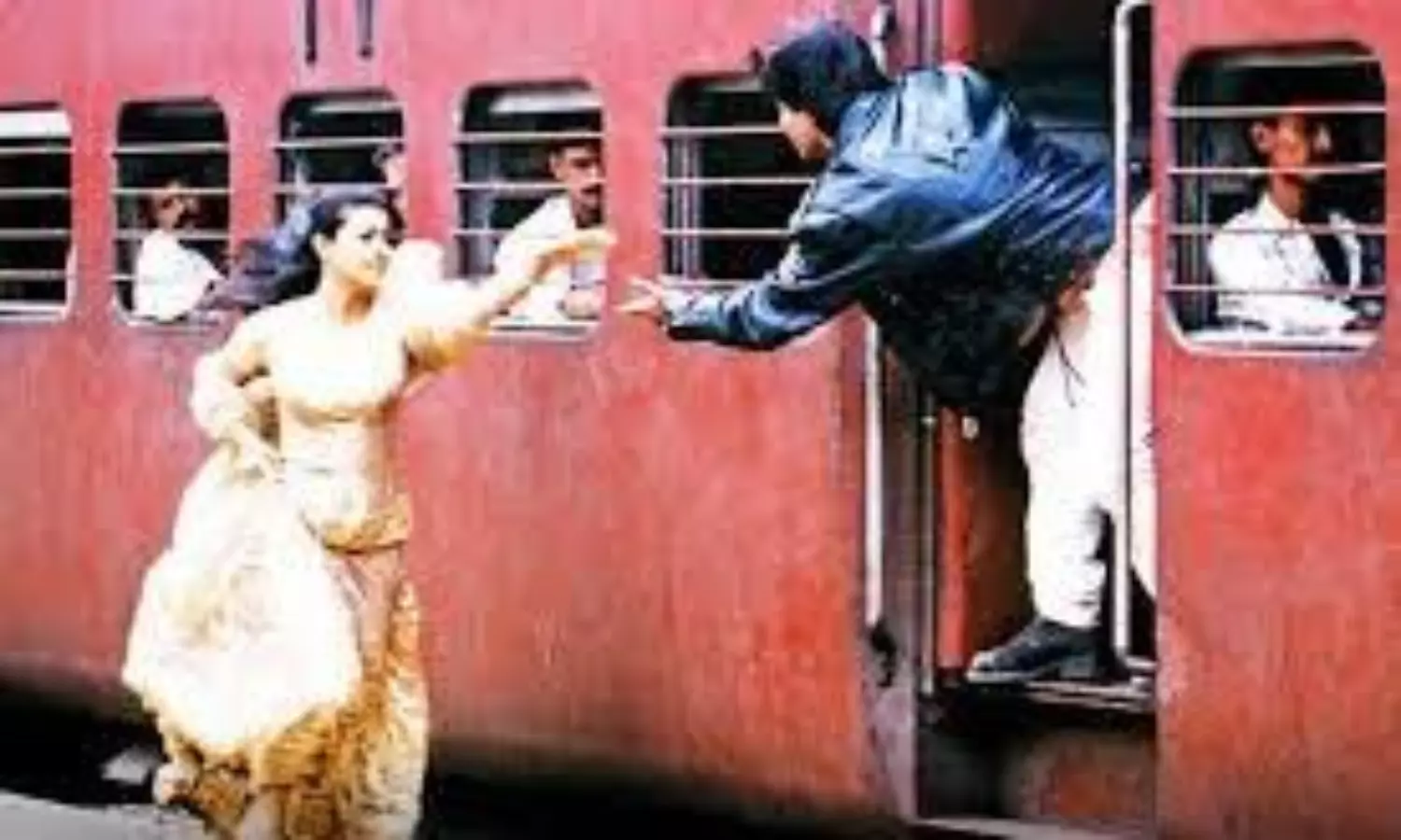 DDLJ@25 : SRK-Kajol statue to be unveiled in Londons Leicester Square