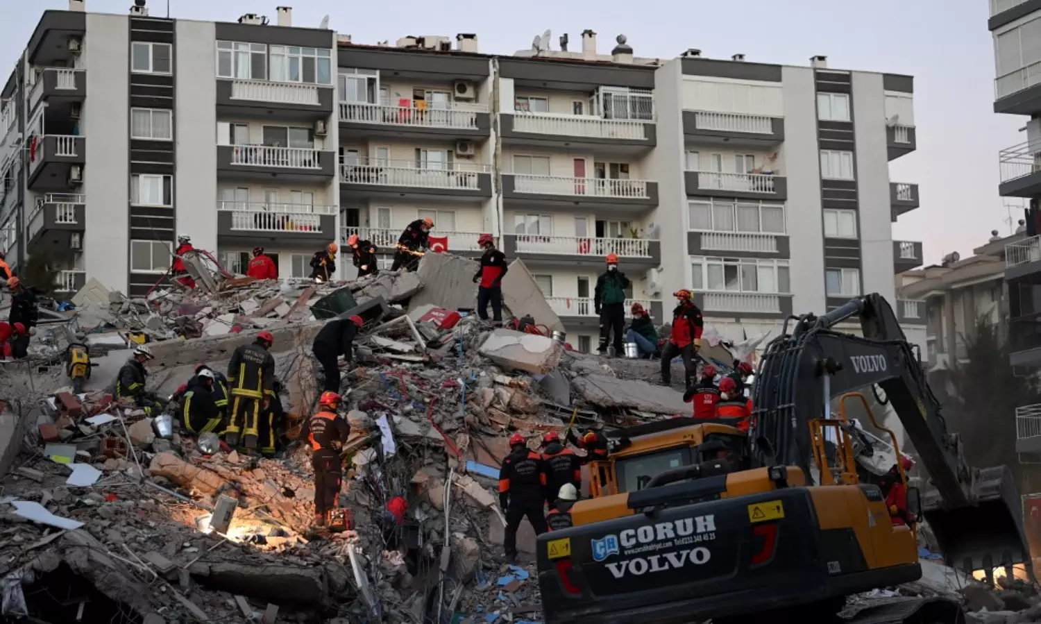 Despite differences, Greece and Turkey embrace each other at the face of natural havoc