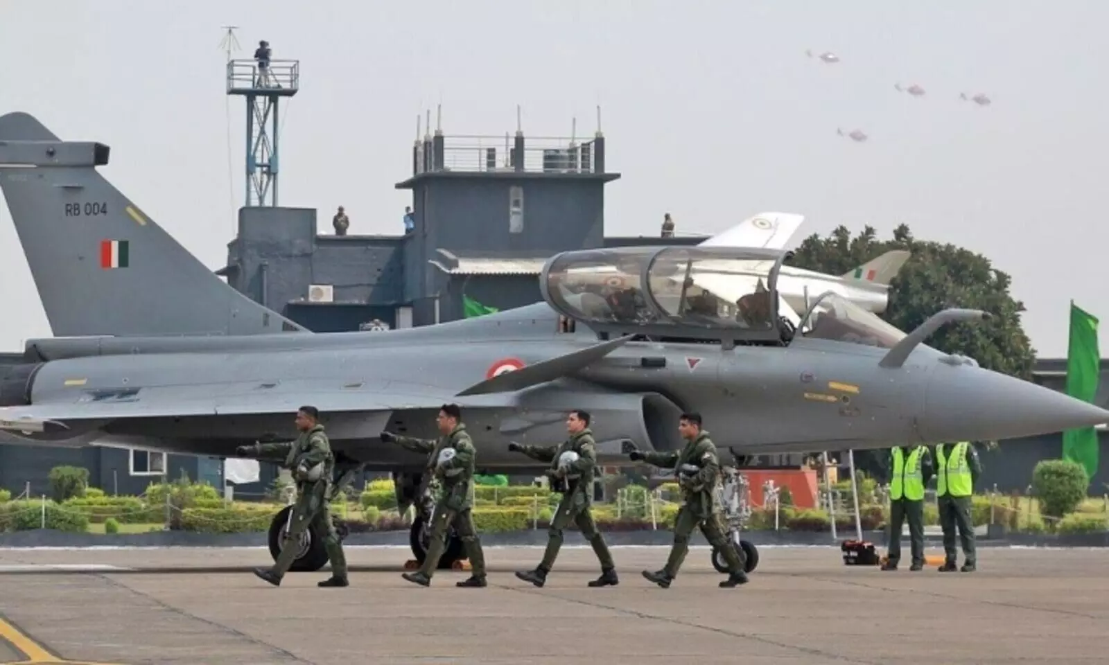 Flying non stop from France,2nd batch of Rafale Aircrafts arrived in Gujarat