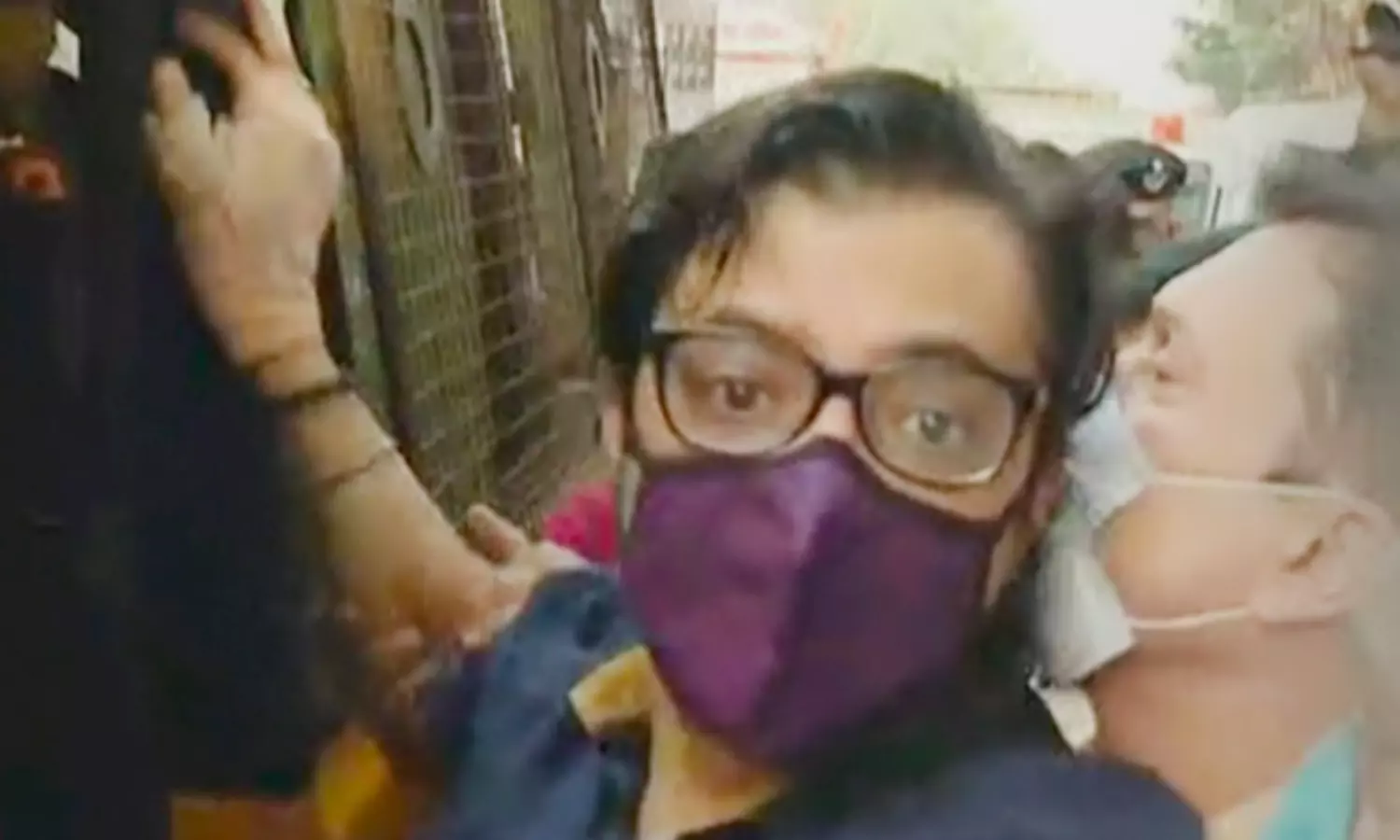 Rightwing slams Maharashtra Govt for Arnabs arrest while kept silent on others