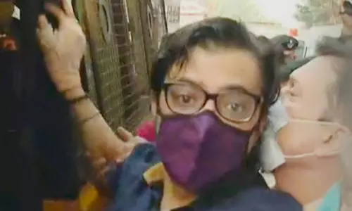 Rightwing slams Maharashtra Govt for Arnabs arrest while kept silent on others