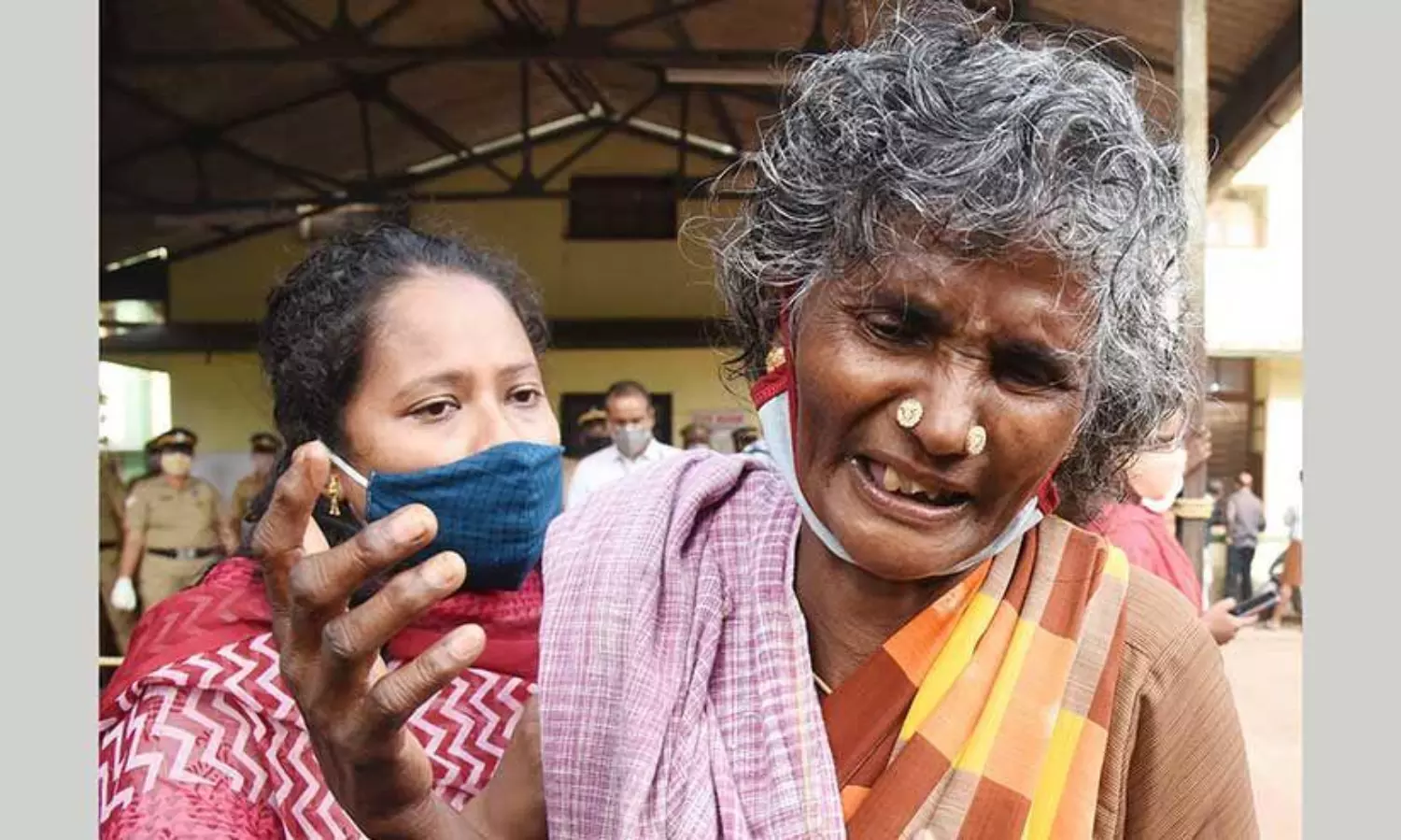 Killed in encounter; Amid grief and protest, Maoist leader Velmurukans dead body cremated