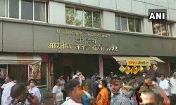 BJP workers & supporters starts celebratation outside party office in Indore