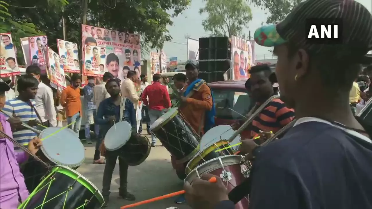 BJP workers & supporters starts celebratation outside party office in Indore