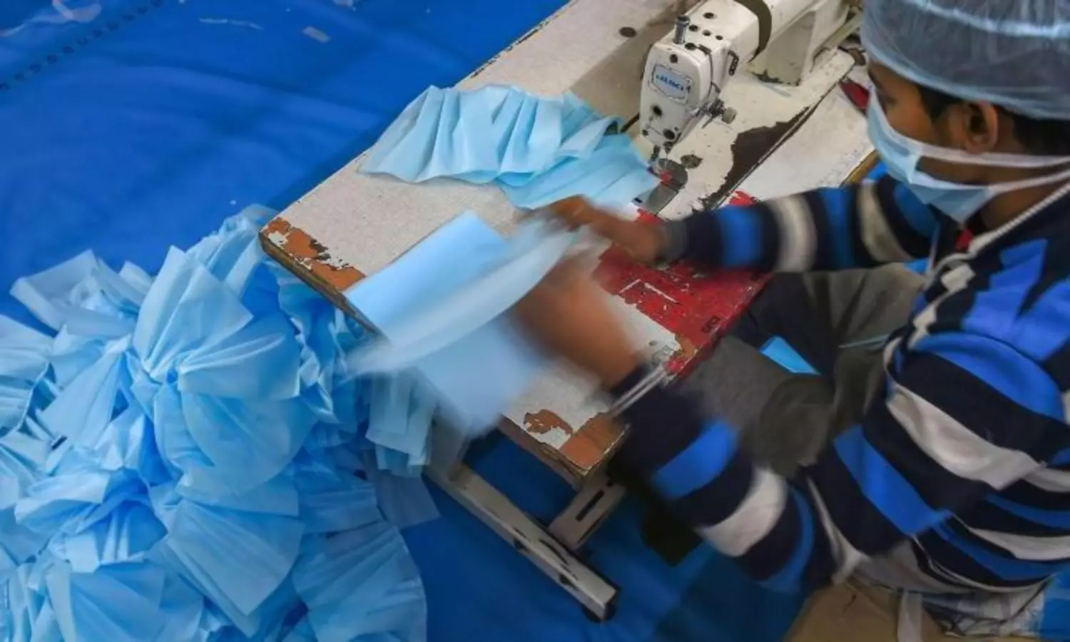 Face masks that can be disinfected by daylight exposure