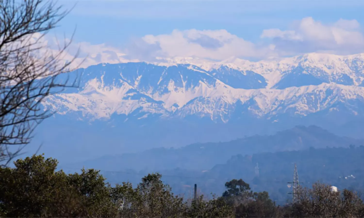 Seasons first snow fall hits Northern India, shuts highways and restricts movement