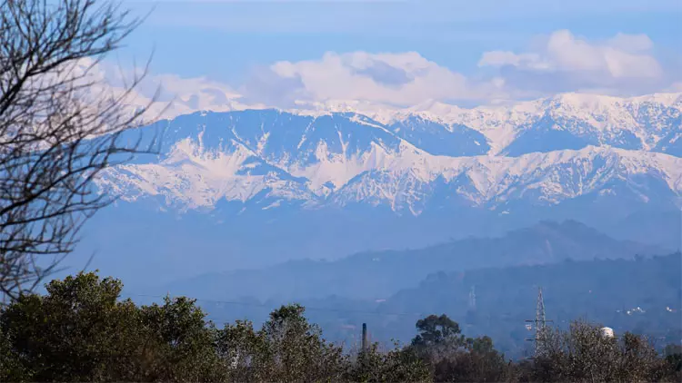 Seasons first snow fall hits Northern India, shuts highways and restricts movement