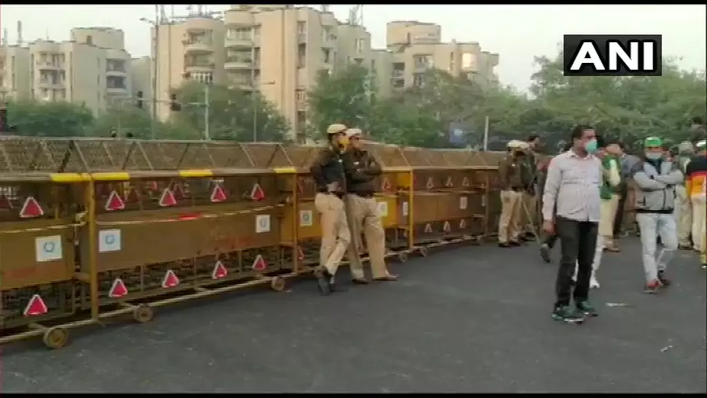 Delhi-Noida link road closed in wake of farmers protest Delhi-Noida link road closed in wake of farmers protest