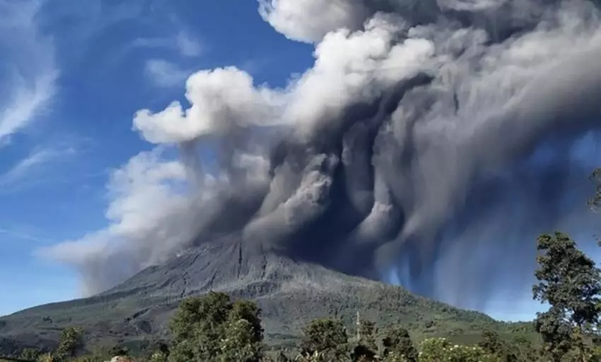 500 people flee after volcano erupts in Indonesia