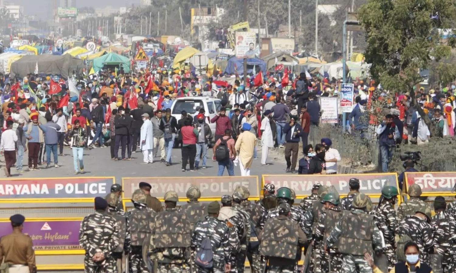 Ministers urge protesting farmers to continue talks