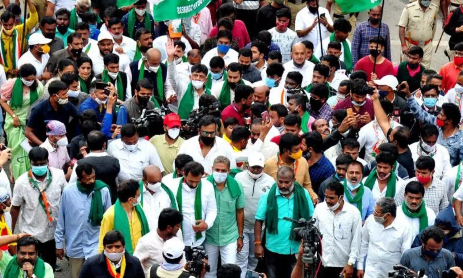 Angry Karnataka farmers throw traffic out of gear in Bengaluru