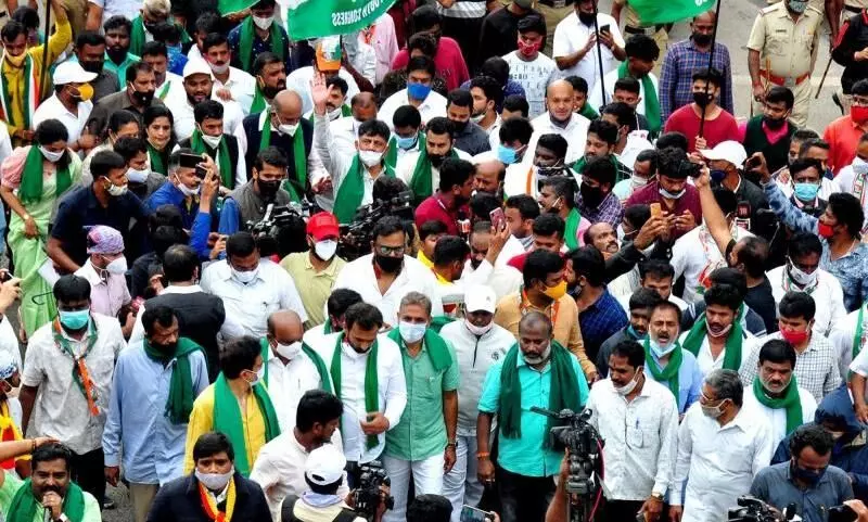 Angry Karnataka farmers throw traffic out of gear in Bengaluru