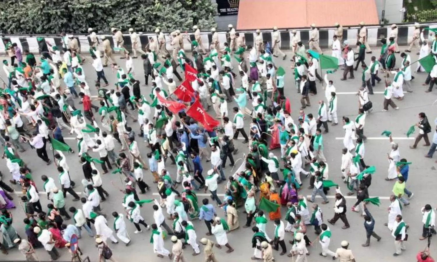 Farmers stage massive protest in Bengaluru