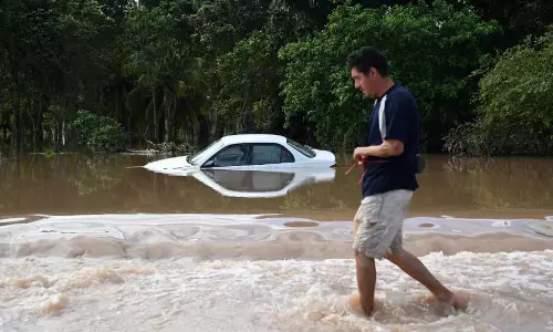 Migrant caravan leaves hurricane-hit Honduras for US