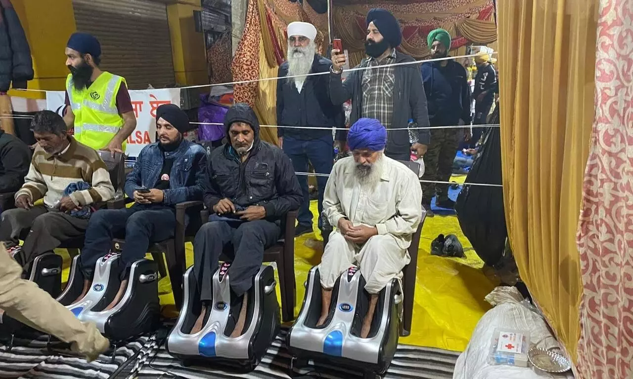Singhu Border: Elderly farmers get foot massagers in freezing cold