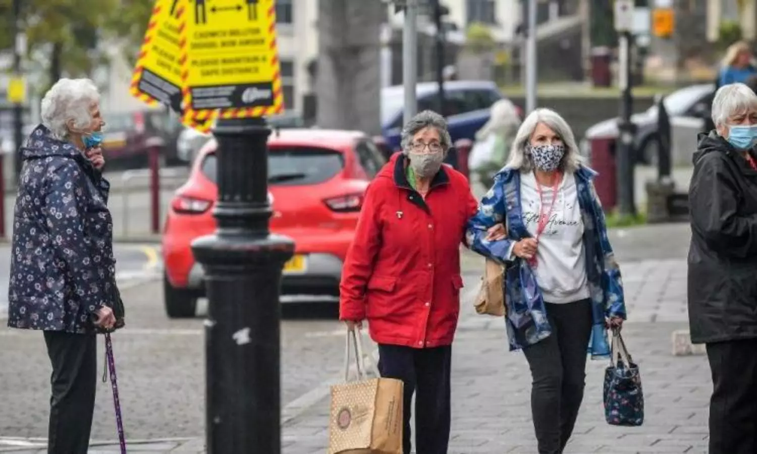 London moving into highest level of Covid-19 curbs