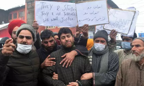 Family members and relatives of Athar Mushtaq