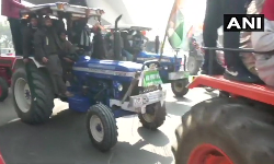 Farmers tractor rally reaches near ITO, Sarai Kale Khan from Ghazipur border