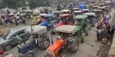 #KisanTractorRally: Farmers break police barricades at Singhu border