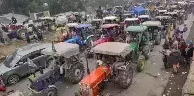 #KisanTractorRally: Farmers break police barricades at Singhu border