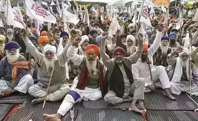 Internet suspended in Delhis border areas for 2 days after Singhu clash