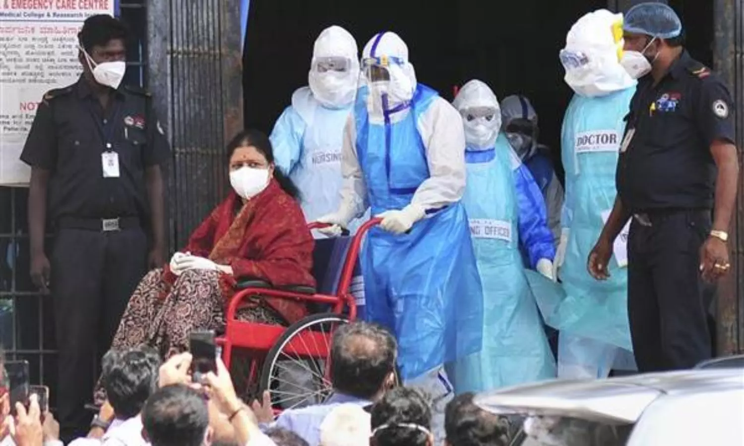 Sasikala discharged after recovery; Leaves in car sporting AIADMK flag