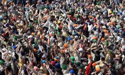 Crowds thin out at border protest sites as farmers plan new strategy