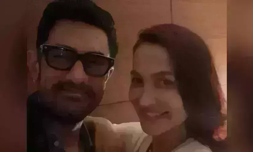 Aamir Khan in romantic avatar with Elli Avram, pic goes viral