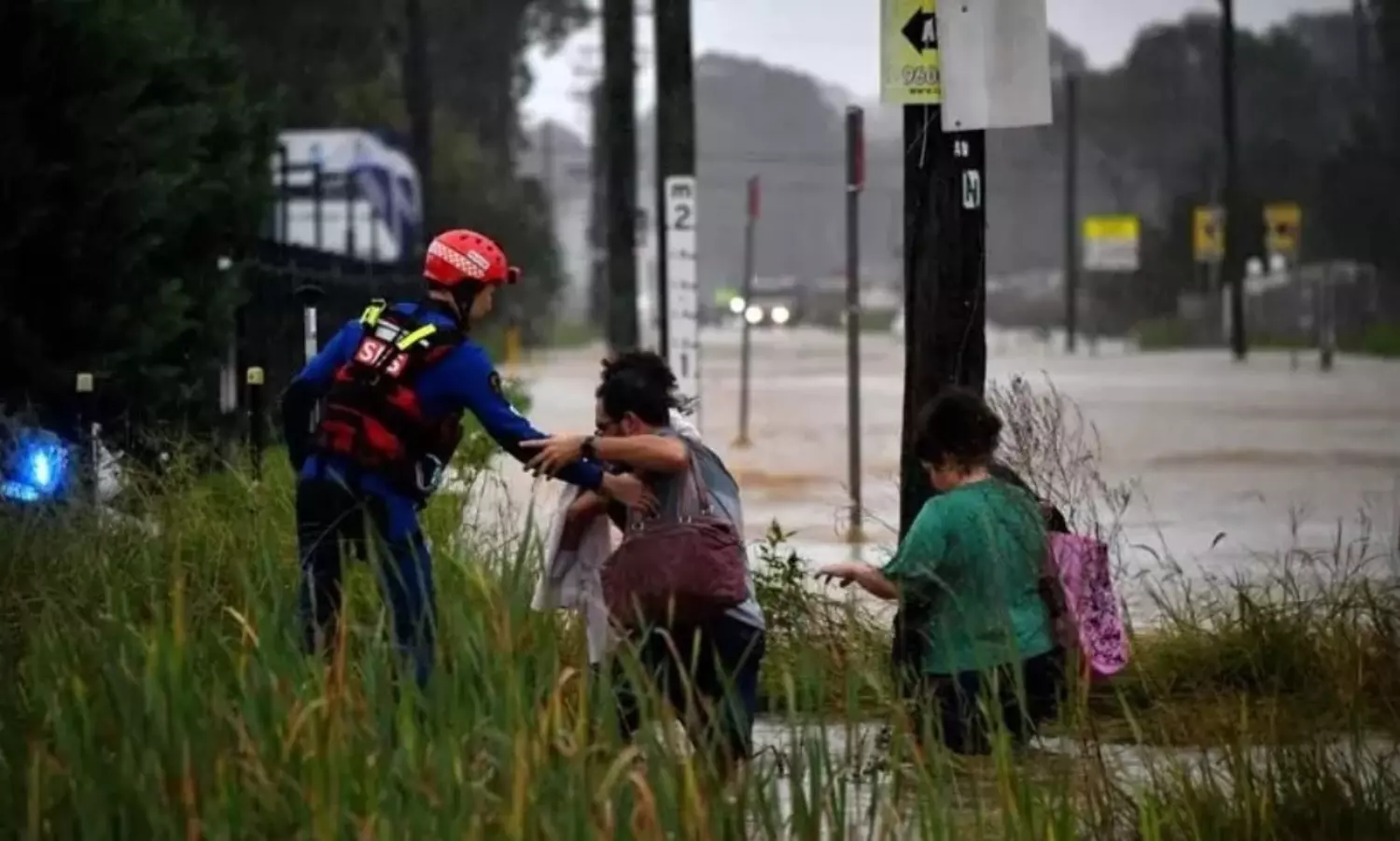 Hundreds evacuated as floods hit Sydney