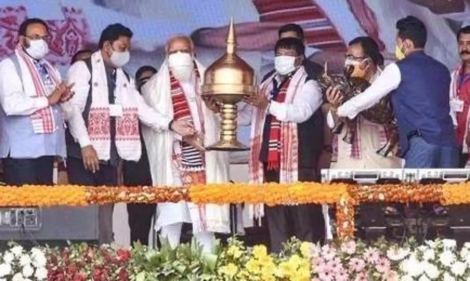 Congress giving false guarantees, says PM Modi