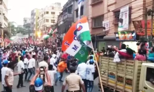 Angry bull disrupts Mamata Banerjees roadshow in Howrah