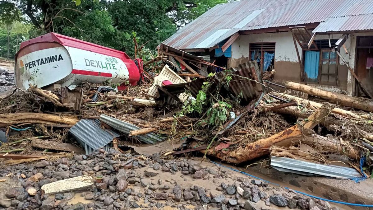 The death toll from floods and landslides in Indonesia rises to six