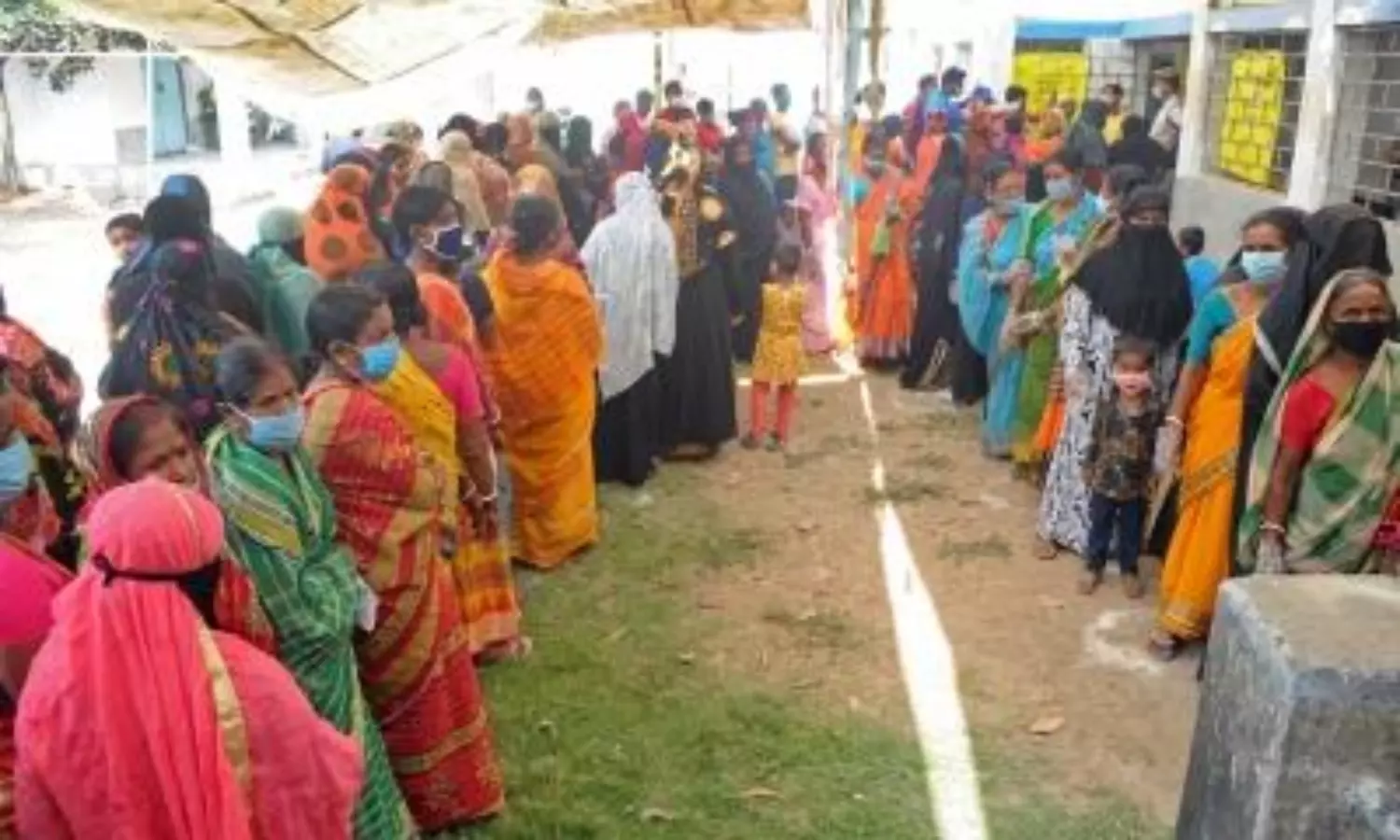 Voters in que
