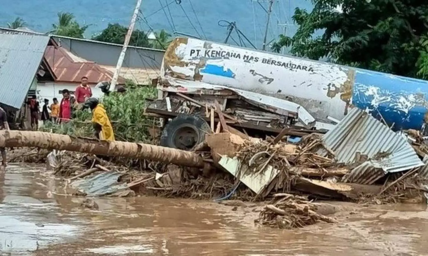 Indonesia floods: Death toll climbs to 117