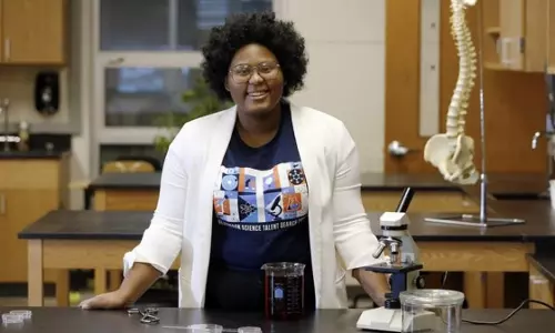 Teen develops colour-changing sutures to detect surgical infections