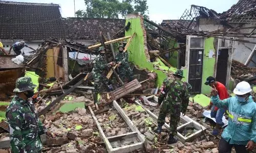 6.1 magnitude quake kills 8 in Indonesia